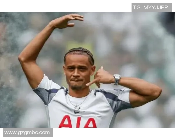 哈维西蒙斯：新星崛起的足球天才与未来之路探讨